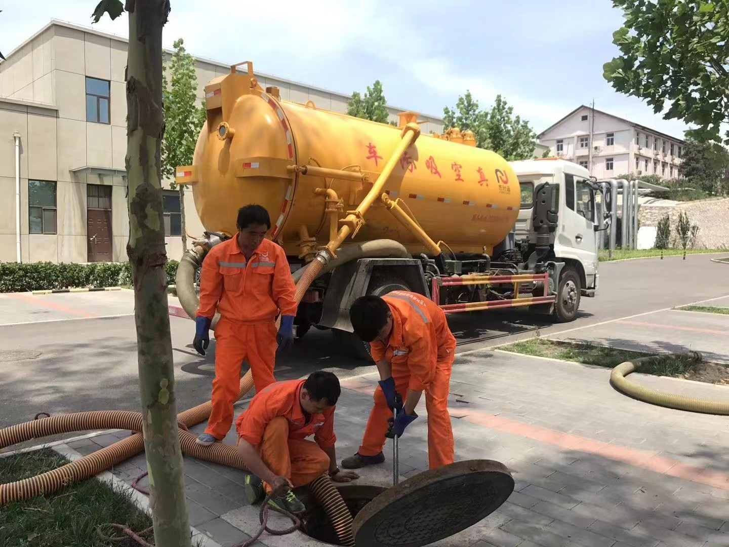 黎安镇管道疏通车停在窨井附近