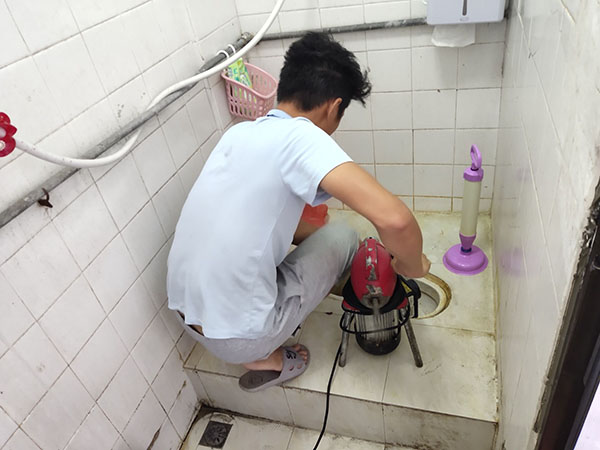 黎安镇管道堵塞冒臭气 专业师傅现场解决问题