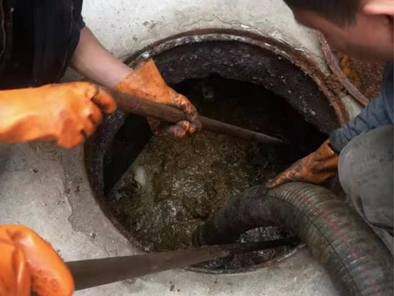 黎安镇清理化粪池时如何避免沼气的危害?